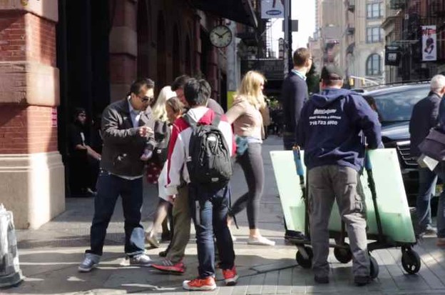VIDEO: Trgovina na crno vlada prodajom iPhone 6 telefona VIDEO: Trgovina na crno vlada prodajom iPhone 6 telefona