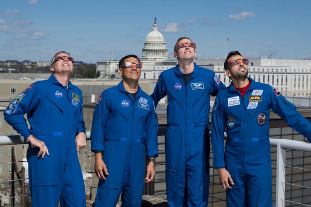 Astronauti dobili naočale za gledanje pomrčine Sunca Astronauti dobili naočale za gledanje pomrčine Sunca