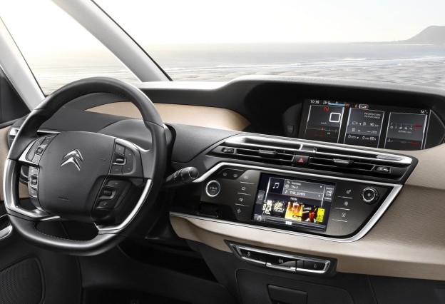 Automobil s tabletom i monitorom Automobil s tabletom i monitorom