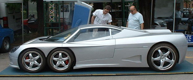 Automobil sa 6 kotača spreman za cestovni promet Automobil sa 6 kotača spreman za cestovni promet