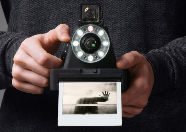 Na tržištu moderna instant kamera nalik na Polaroid