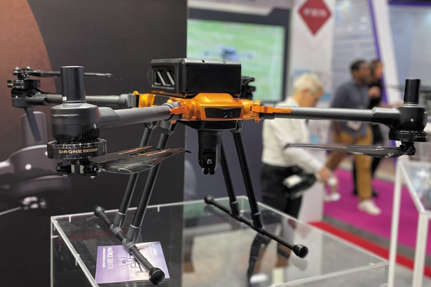 Nadzorni dron s AI nanoračunalom
