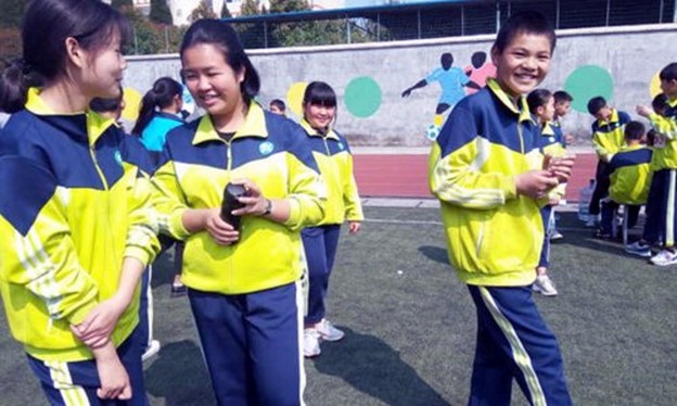 Pametne školske uniforme prate kineske učenike Pametne školske uniforme prate kineske učenike