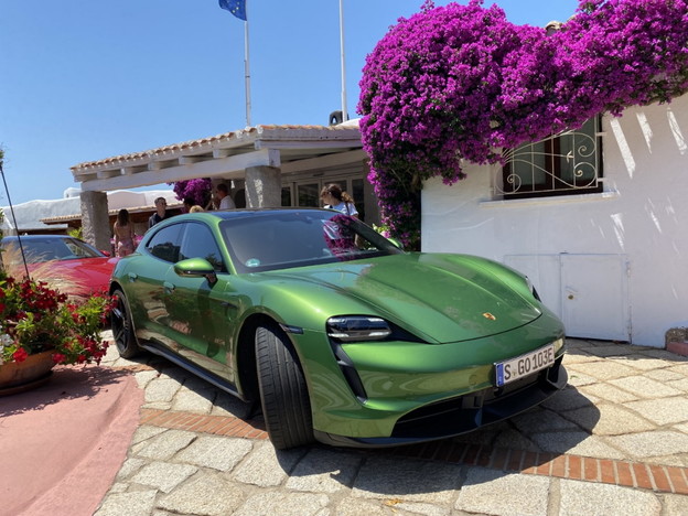 Porsche Taycani se sada brže pune i idu dalje