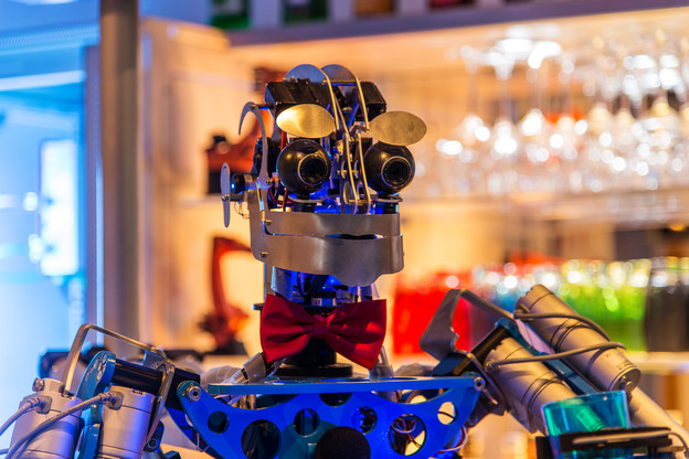 Robot Carl konobar u njemačkom baru Robot Carl konobar u njemačkom baru