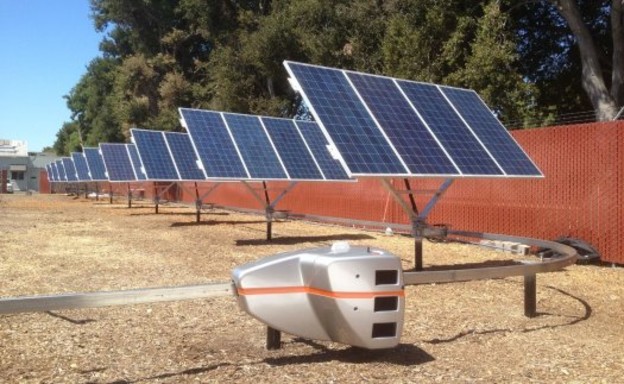 Robot okreće solarne ploče prema Suncu Robot okreće solarne ploče prema Suncu