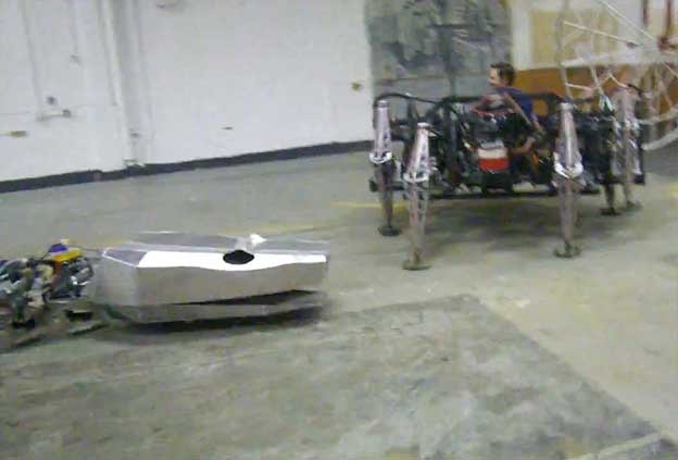 Robotizirana zmija od 1 tone vs metalni pauk transporter Robotizirana zmija od 1 tone vs metalni pauk transporter