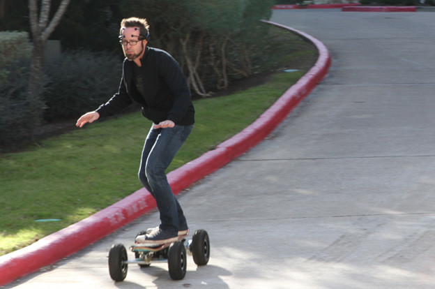 Skateboard s tabletom upravljan mislima Skateboard s tabletom upravljan mislima
