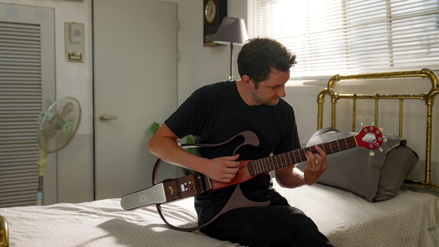 Sklopiva gitara s ugrađenim pojačalom Sklopiva gitara s ugrađenim pojačalom