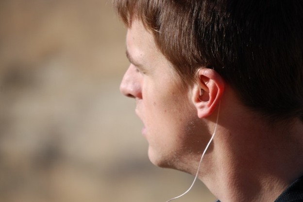 Slušalice za istovremeno slušanje glazbe i vanjskog zvuka