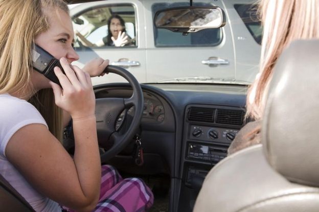 Sustav koji prepoznaje korištenje mobitela u automobilu