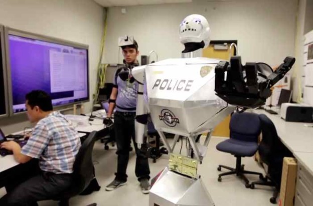 Telebot Cop vraća policajce invalide na ulice Telebot Cop vraća policajce invalide na ulice