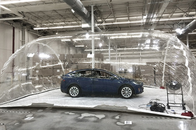 Tesla Model X protiv biološkog oružja Tesla Model X protiv biološkog oružja