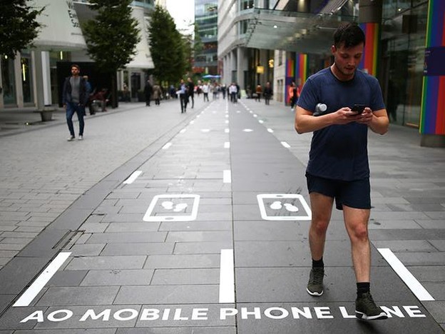 Testirana posebna staza za pješake s telefonima Testirana posebna staza za pješake s telefonima