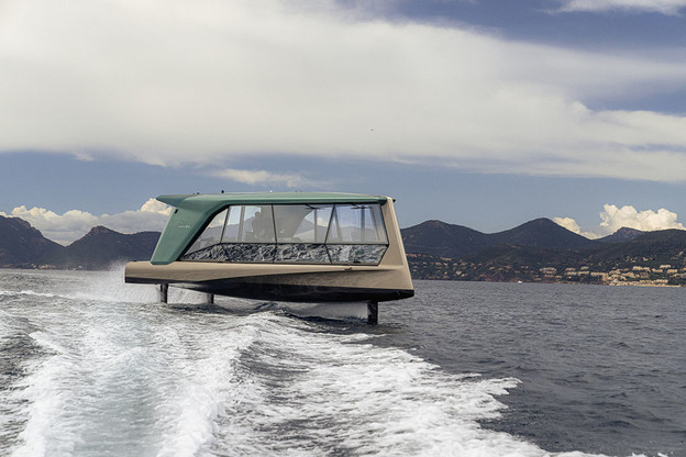 U Cannesu zaplovio električni BMW hidrogliser