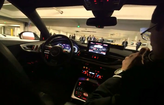 Video: Audijev sustav parkiranja vozila bez vozača Video: Audijev sustav parkiranja vozila bez vozača