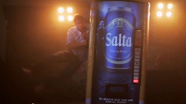 VIDEO: Automat izbacuje pivo tek kad se u njega snažno zabijete