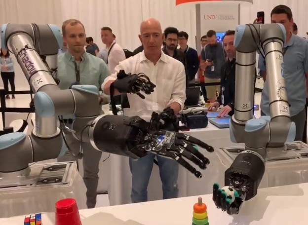 VIDEO: Bezos demonstrirao robotske ruke visoke preciznosti VIDEO: Bezos demonstrirao robotske ruke visoke preciznosti