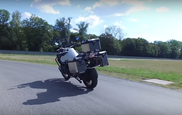 VIDEO: BMW testira autonomni motocikl