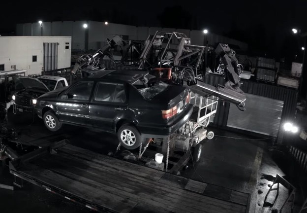 VIDEO: Borbeni robot podiže i uništava auto VIDEO: Borbeni robot podiže i uništava auto
