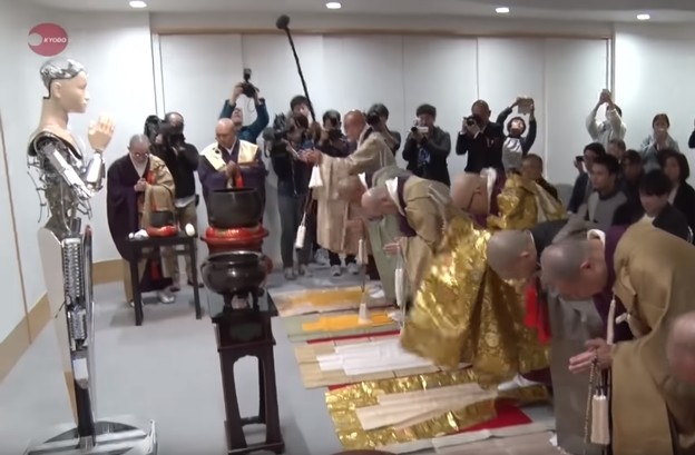 VIDEO: Budisti se mole Bogu robotu