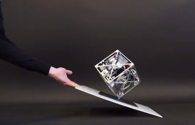 VIDEO: Čarobna kocka koja se kreće i balansira