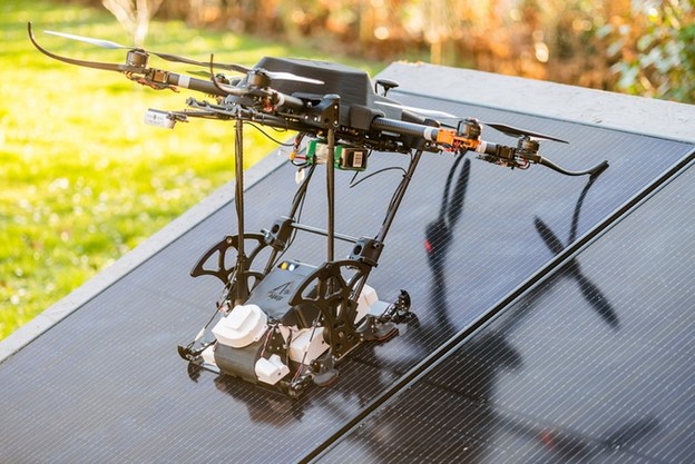 VIDEO: Dron s robotom čisti solarne ploče