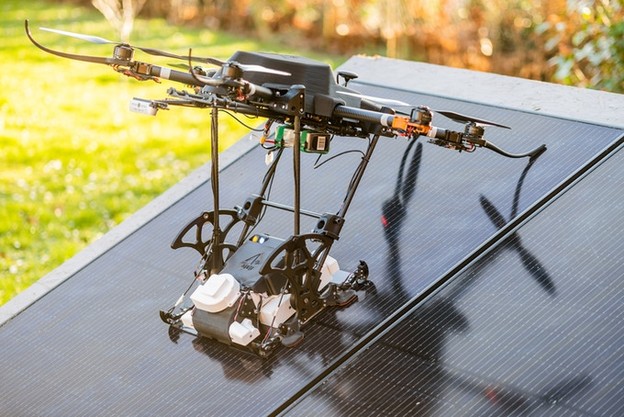 VIDEO: Dron s robotom čisti solarne ploče VIDEO: Dron s robotom čisti solarne ploče