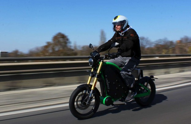 VIDEO: Električni bicikl na autobahnu