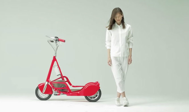 VIDEO: Električni tricikl koji vozite hodanjem