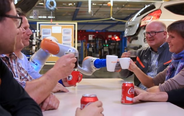 VIDEO: Fordovi roboti slažu Fieste i kuhaju kavu VIDEO: Fordovi roboti slažu Fieste i kuhaju kavu