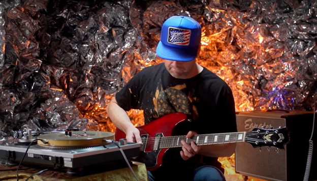 VIDEO: Gramofonska ploča s ugrađenom gitarskom pedalom VIDEO: Gramofonska ploča s ugrađenom gitarskom pedalom