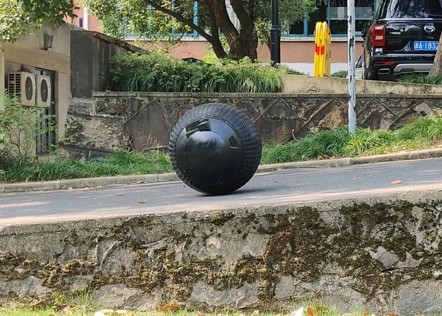 VIDEO: Kineska policija testira sferičnog robota VIDEO: Kineska policija testira sferičnog robota