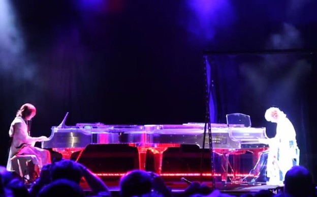 VIDEO: Koncert za pijanistu, dupli klavir i hologram
