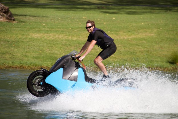 VIDEO: Motocikl i jet ski hibrid VIDEO: Motocikl i jet ski hibrid