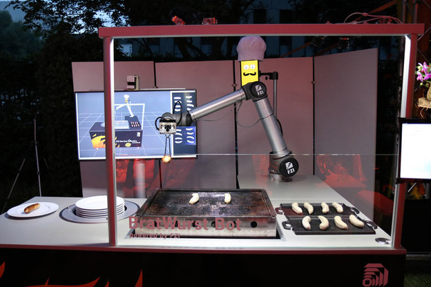 VIDEO: Njemački robot peče kobasice VIDEO: Njemački robot peče kobasice