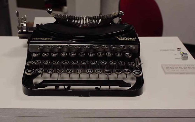 VIDEO: Pisaći stroj iz 1930. nadograđen za poruke