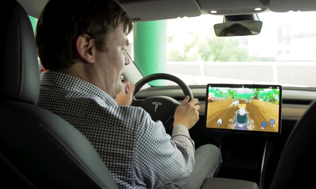 VIDEO: Prave pedale i volan za video igranje u autu