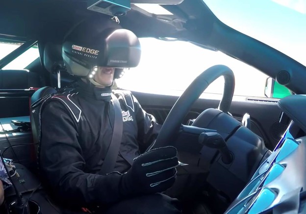 VIDEO: Profesionalni trkač vozi pravi auto s VR naočalama VIDEO: Profesionalni trkač vozi pravi auto s VR naočalama