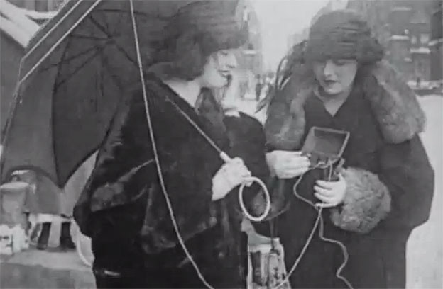VIDEO: Prvi mobilni telefon iz 1922. VIDEO: Prvi mobilni telefon iz 1922.