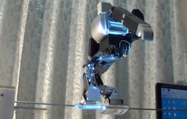 VIDEO: Robot hoda po žici