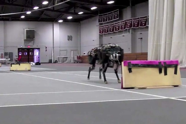 VIDEO: Robot lovac na ljude preskače prepreke VIDEO: Robot lovac na ljude preskače prepreke