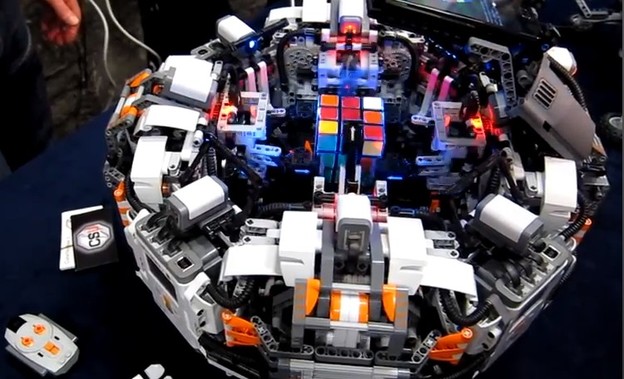 VIDEO: Robot rekorder u slaganju Rubikove kocke