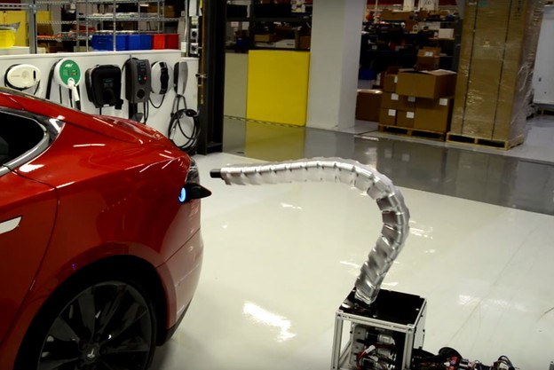 VIDEO: Robot sam puni Tesla Model S