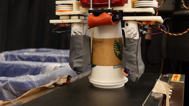 VIDEO: Robot za recikliranje razvrstava smeće dodirom