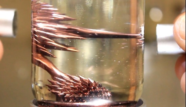 VIDEO: SPIKE Ferrofluid je znanstvena igračka VIDEO: SPIKE Ferrofluid je znanstvena igračka