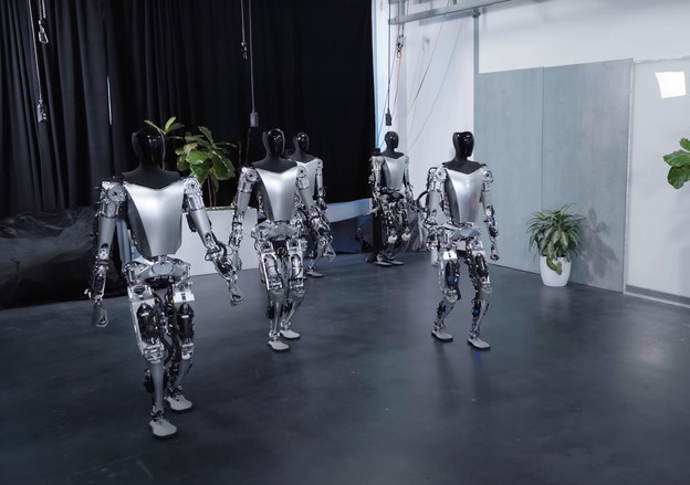 VIDEO: Teslin humanoidni robot naučio nove stvari VIDEO: Teslin humanoidni robot naučio nove stvari