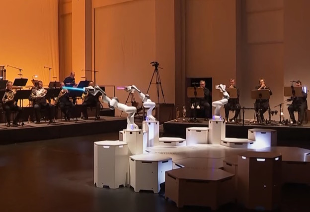 VIDEO: Troruki robot ravna simfonijskim orkestrom VIDEO: Troruki robot ravna simfonijskim orkestrom