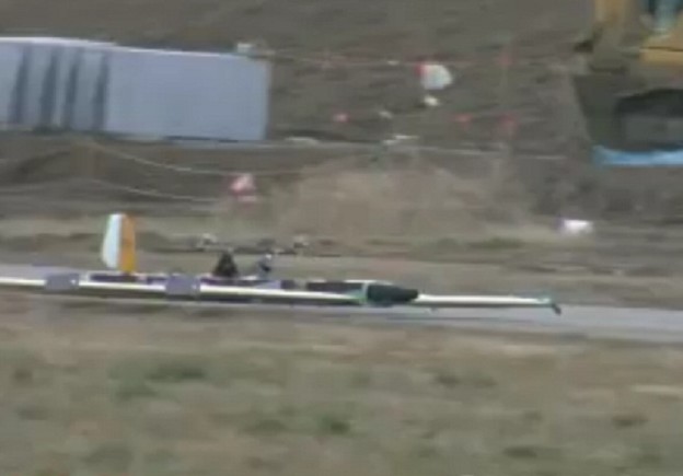 Japanski robot juri na zračnom jastuku Japanski robot juri na zračnom jastuku