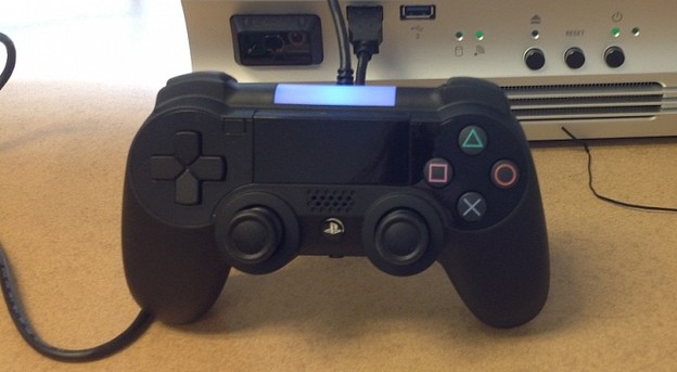 Procurjela slika PS4 kontrolera